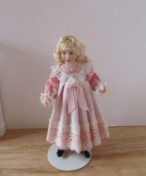 Artisan Helen Cohen Victorian Girl Doll Blonde Hair   Dollhouse Miniature 1:12