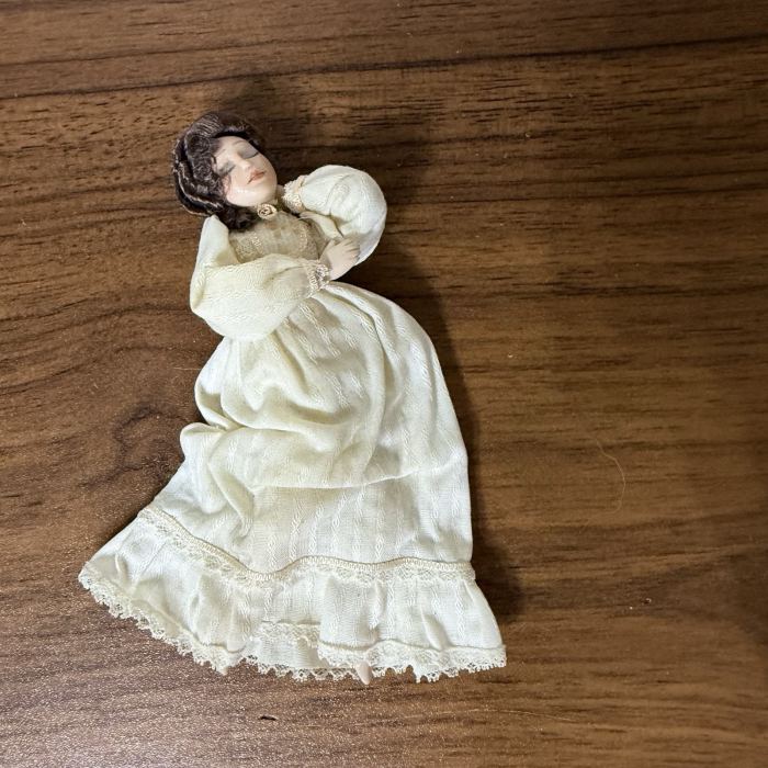 Artisan Lynne Brown Porcelain Sleeping Lady Doll Dollhouse Minature